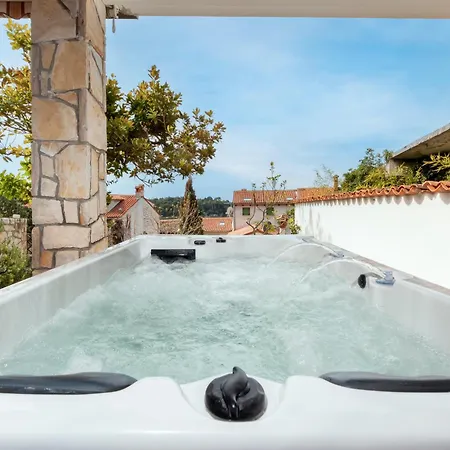 בית נופש Monte With Jacuzzi *
