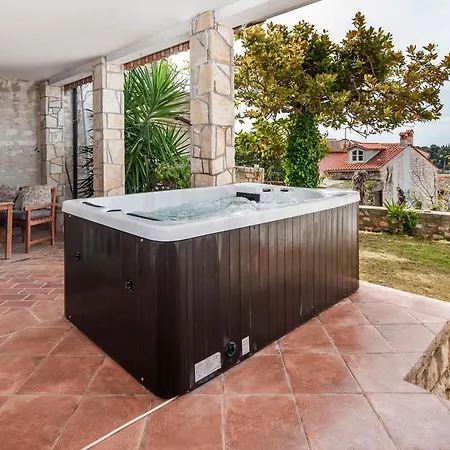 Monte With Jacuzzi בית נופש