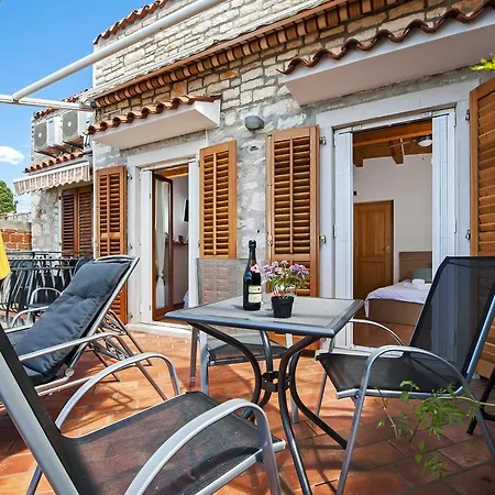 Semesterbostad Monte With Jacuzzi Rovinj