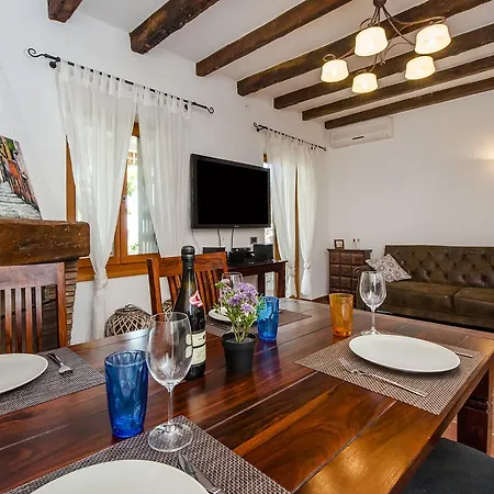 Monte With Jacuzzi Vakantiehuis Rovinj